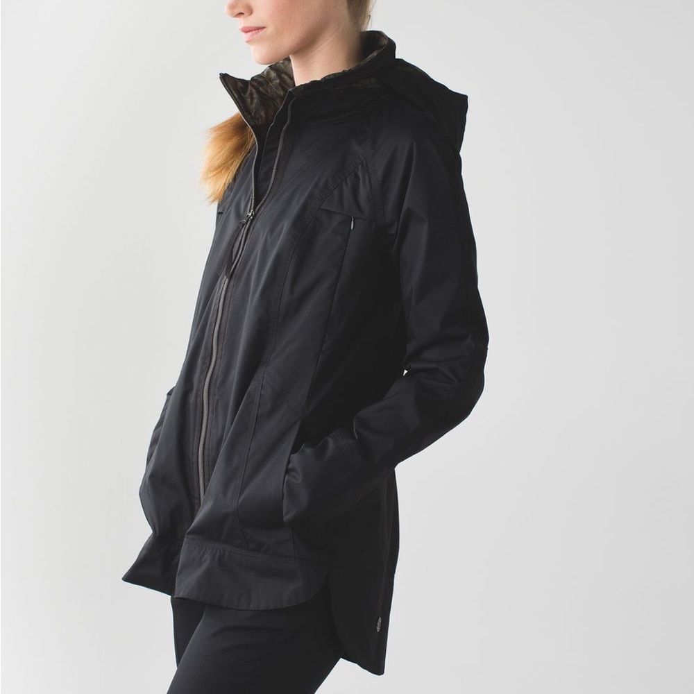 Preowned EUC lululemon fo drizzle rain coat: women’s size 8, black, camo green